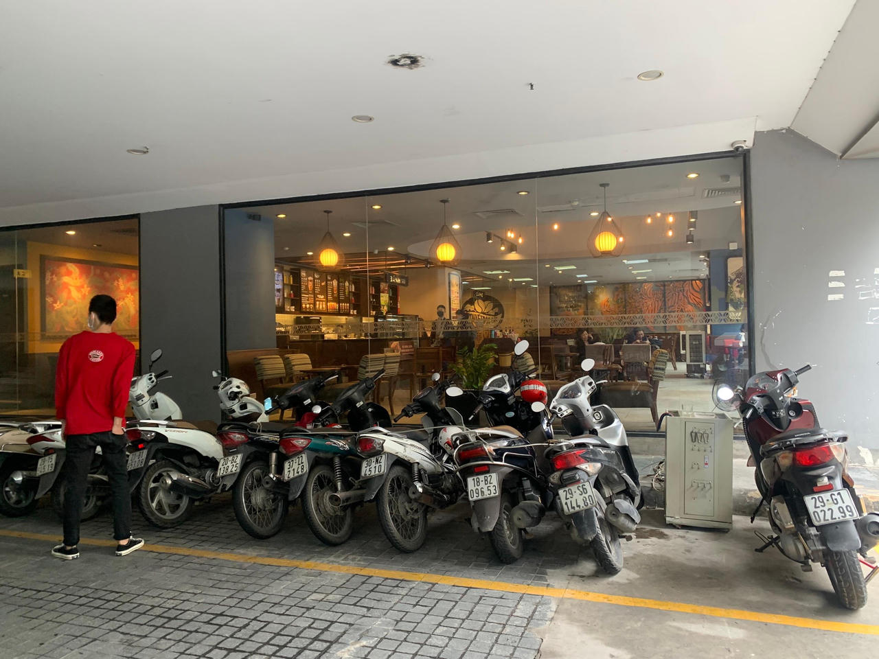 Hàng quán "vui như tết" ngày được bán tại chỗ trở lại