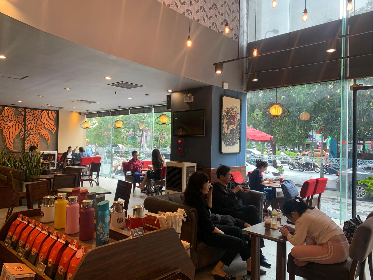 Hàng quán "vui như tết" ngày được bán tại chỗ trở lại