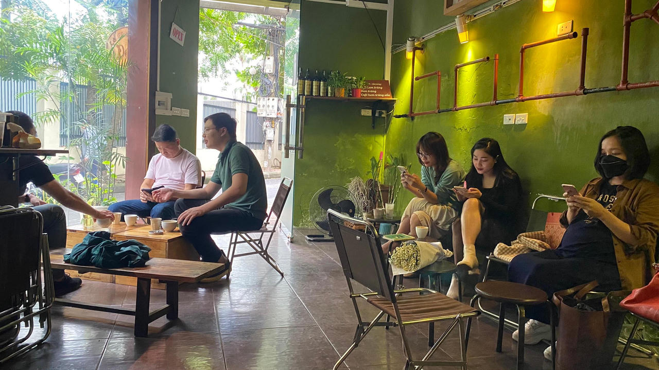 Hàng quán "vui như tết" ngày được bán tại chỗ trở lại