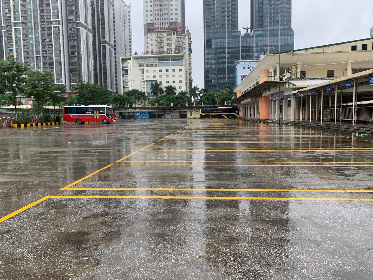 Người dân 'vạ vật' tìm xe khách từ Hà Nội về quê 