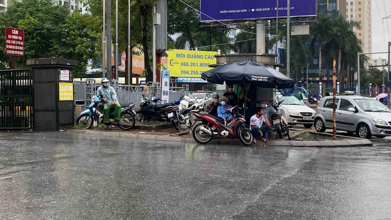 Xe bus, taxi, xe ôm Hà Nội 'than trời' vì ế khách