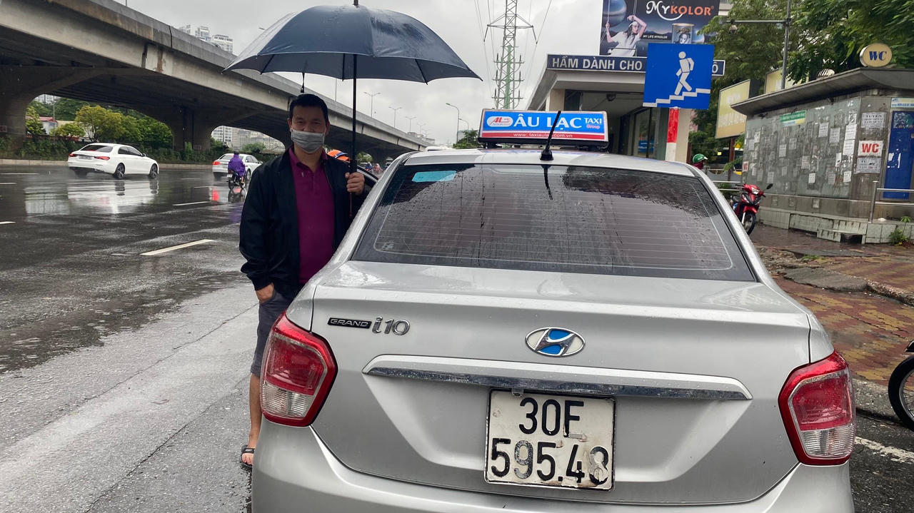 Xe bus, taxi, xe ôm Hà Nội 'than trời' vì ế khách