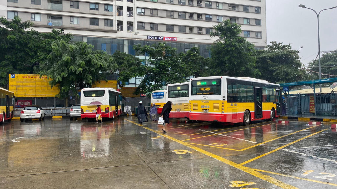 Xe bus, taxi, xe ôm Hà Nội 'than trời' vì ế khách