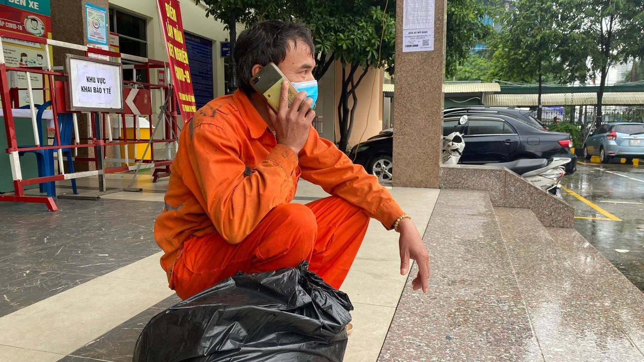 Người dân 'vạ vật' tìm xe khách từ Hà Nội về quê 