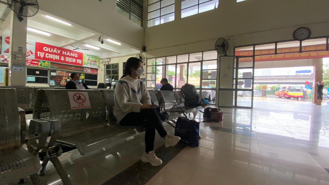 Người dân 'vạ vật' tìm xe khách từ Hà Nội về quê 