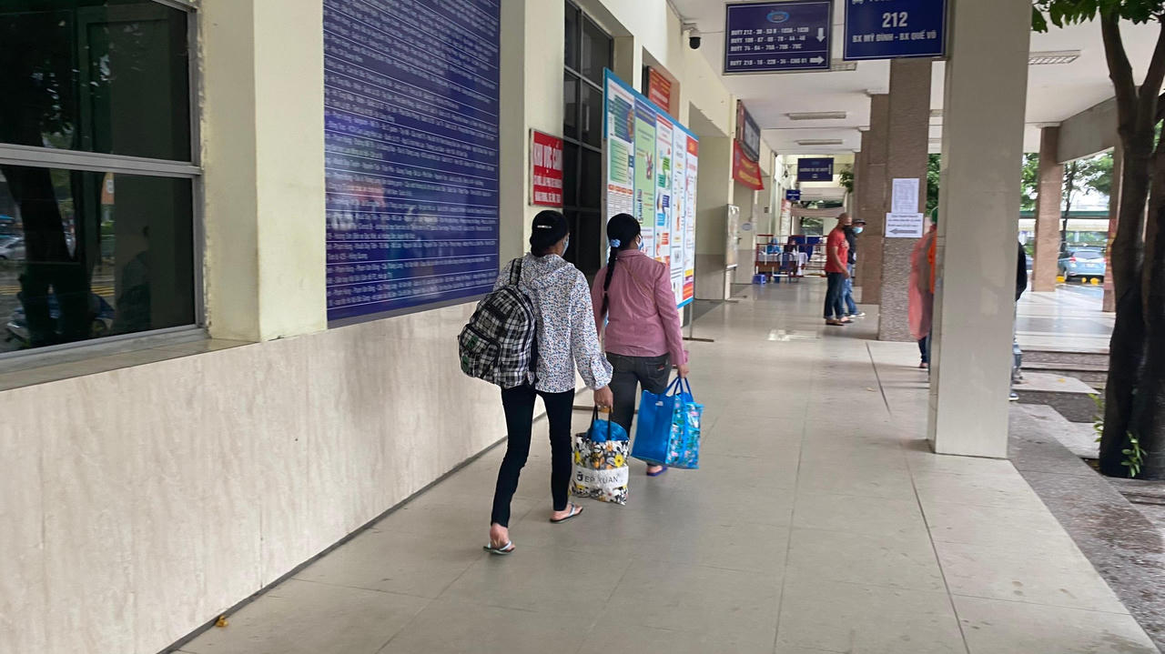 Người dân 'vạ vật' tìm xe khách từ Hà Nội về quê 