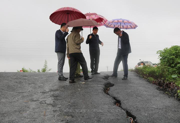 Mưa lớn kéo dài, nhiều đoạn đê bị sạt lở nghiêm trọng