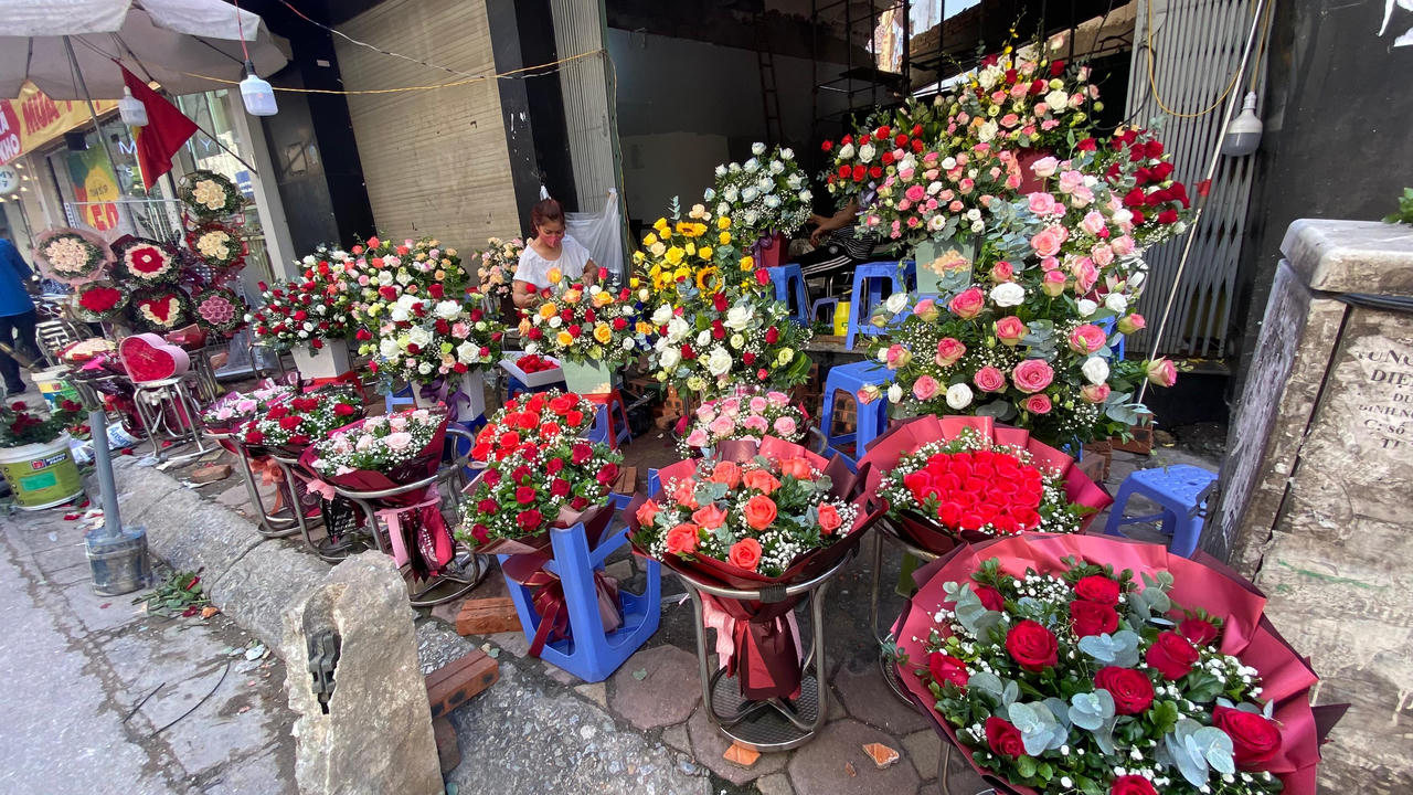 Thị trường hoa Hà Nội ngày 20/10: Bán dè chừng vì sợ dịch