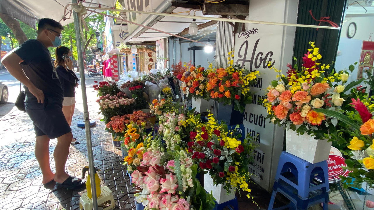 Thị trường hoa Hà Nội ngày 20/10: Bán dè chừng vì sợ dịch