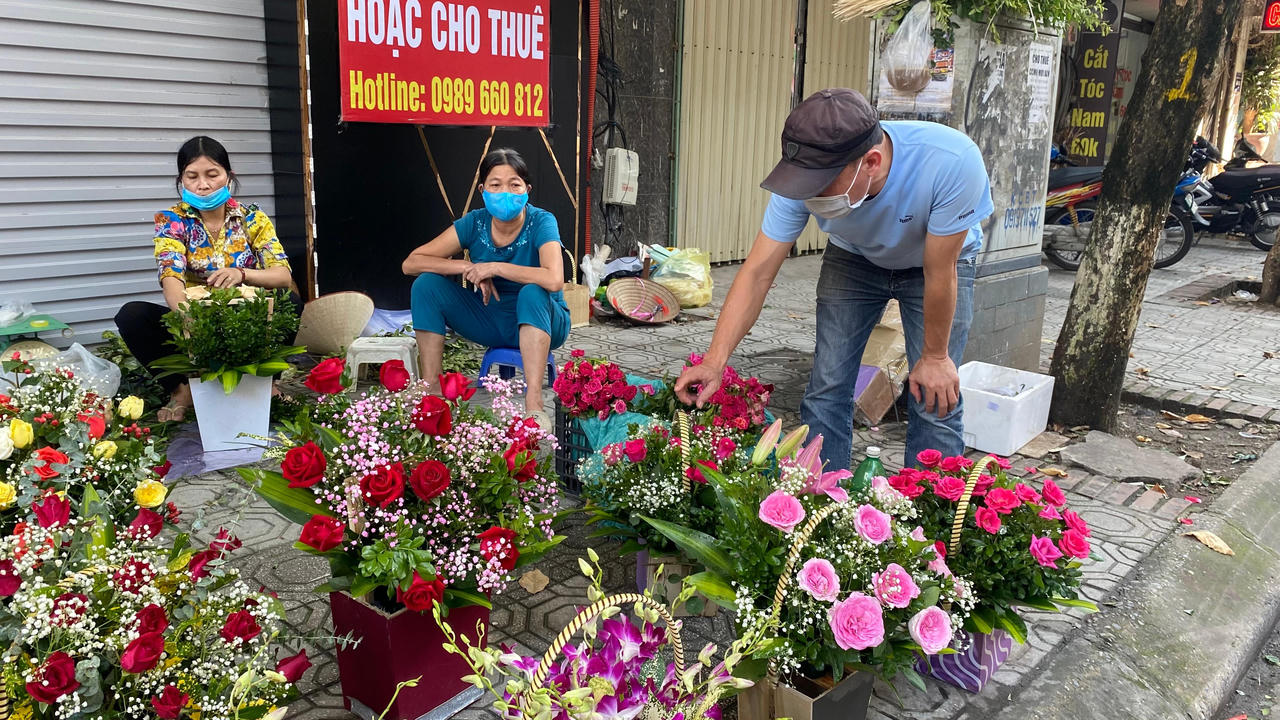Thị trường hoa Hà Nội ngày 20/10: Bán dè chừng vì sợ dịch