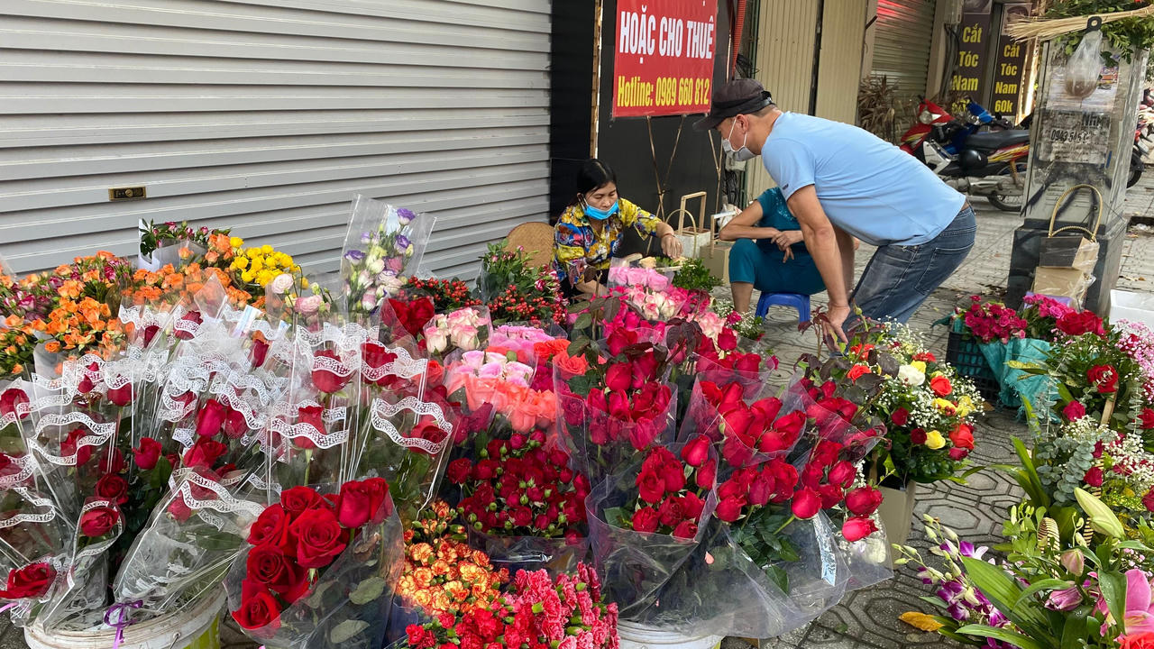 Thị trường hoa Hà Nội ngày 20/10: Bán dè chừng vì sợ dịch