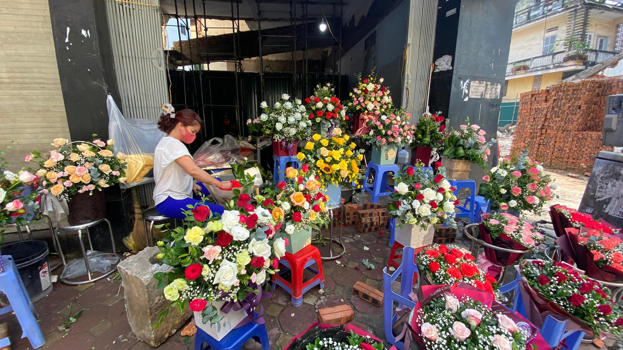 Thị trường hoa Hà Nội ngày 20/10: Bán dè chừng vì sợ dịch