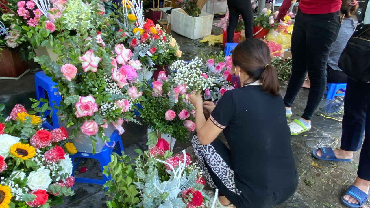 Thị trường hoa Hà Nội ngày 20/10: Bán dè chừng vì sợ dịch
