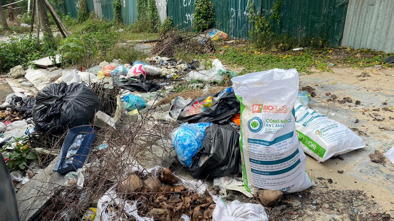 Rác thải 'tấn công' vỉa hè ở quận Cầu Giấy 
