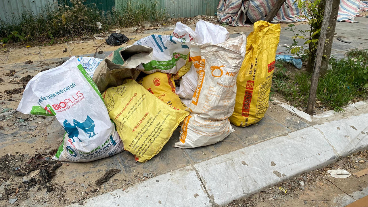 Rác thải 'tấn công' vỉa hè ở quận Cầu Giấy 