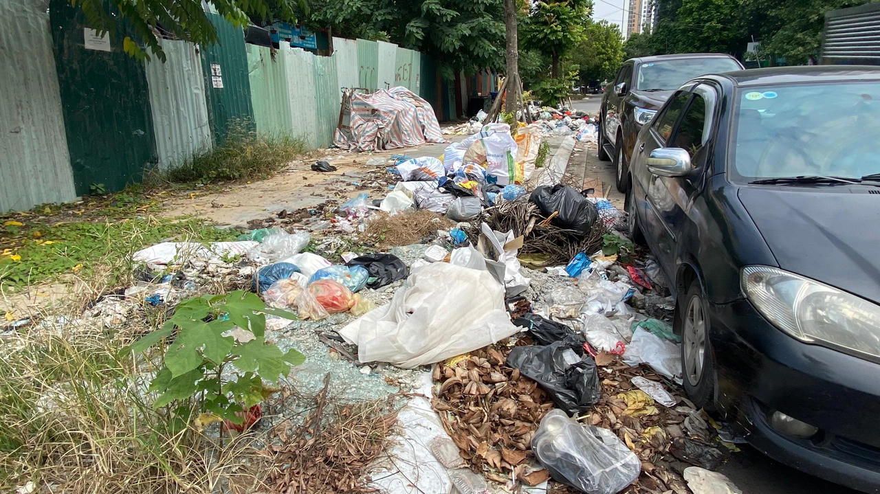 Rác thải 'tấn công' vỉa hè ở quận Cầu Giấy 