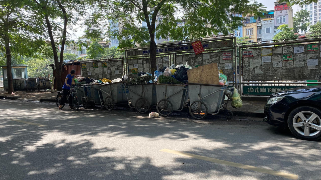 Loạt xe rác phủ bạt 'phơi mình' trên đường phố Hà Nội