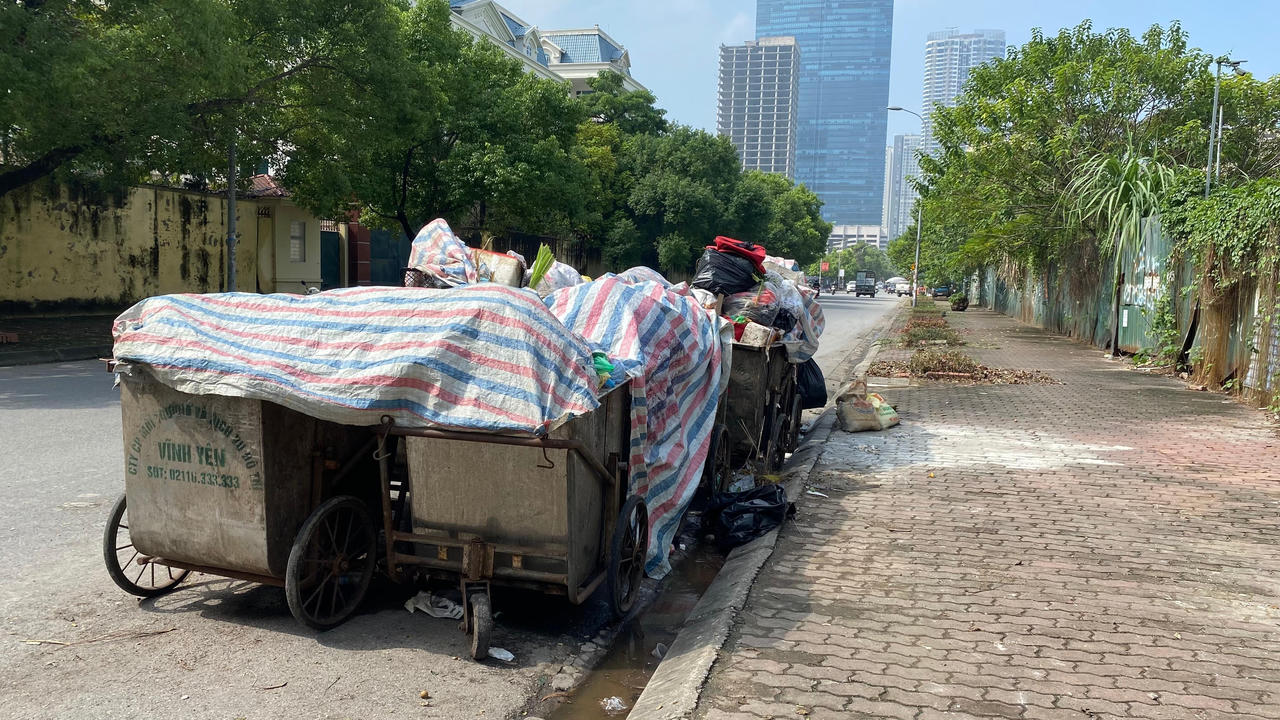 Loạt xe rác phủ bạt 'phơi mình' trên đường phố Hà Nội