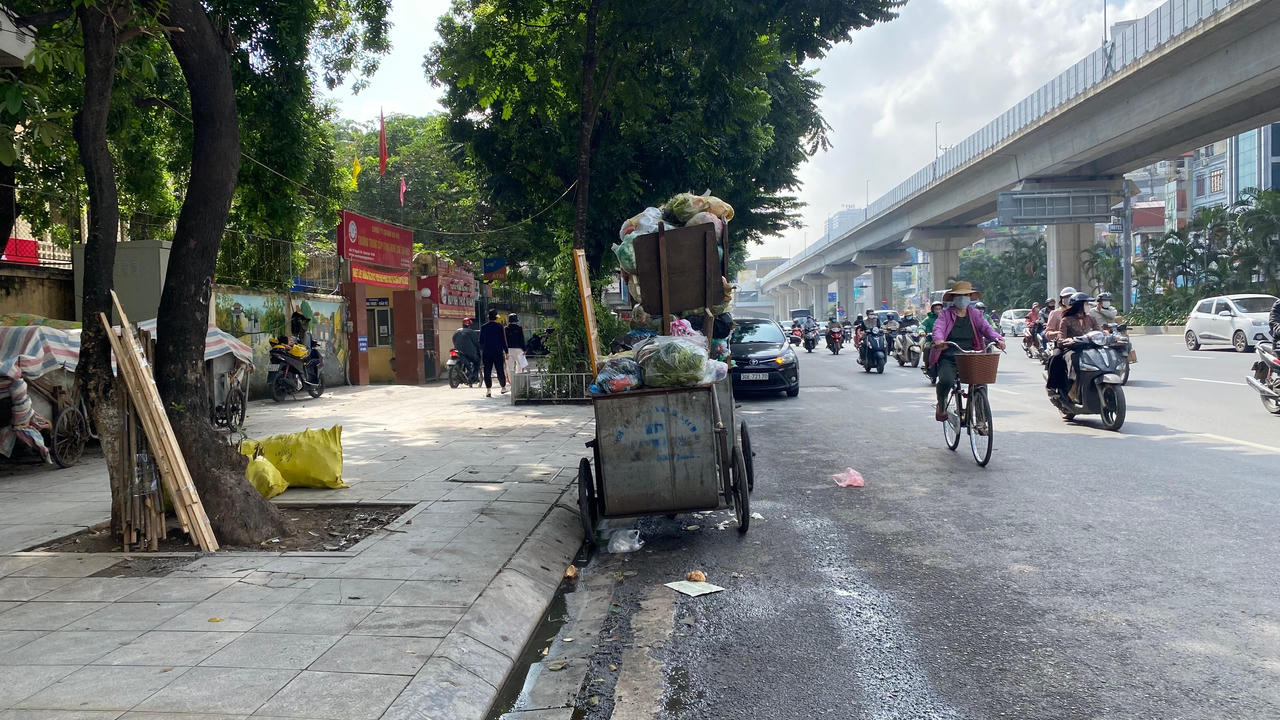 Loạt xe rác phủ bạt 'phơi mình' trên đường phố Hà Nội