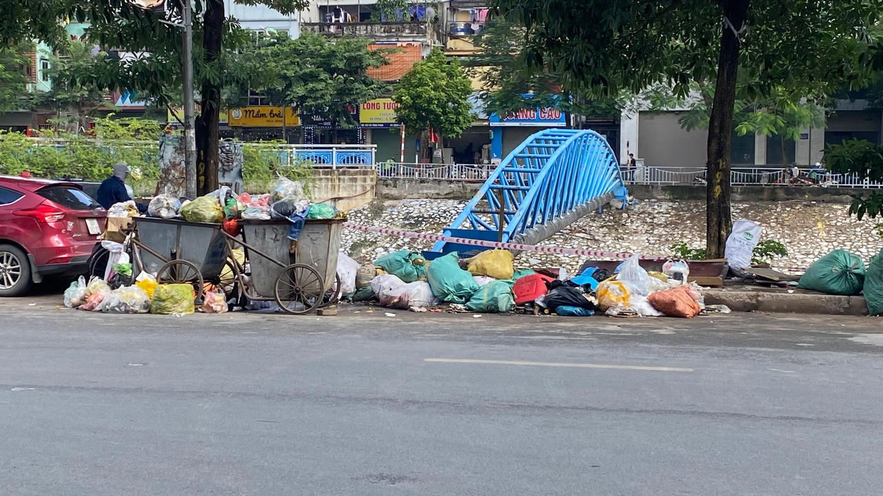 Loạt xe rác phủ bạt 'phơi mình' trên đường phố Hà Nội