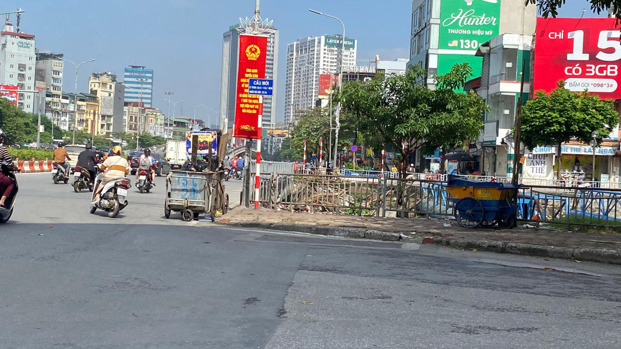 Loạt xe rác phủ bạt 'phơi mình' trên đường phố Hà Nội