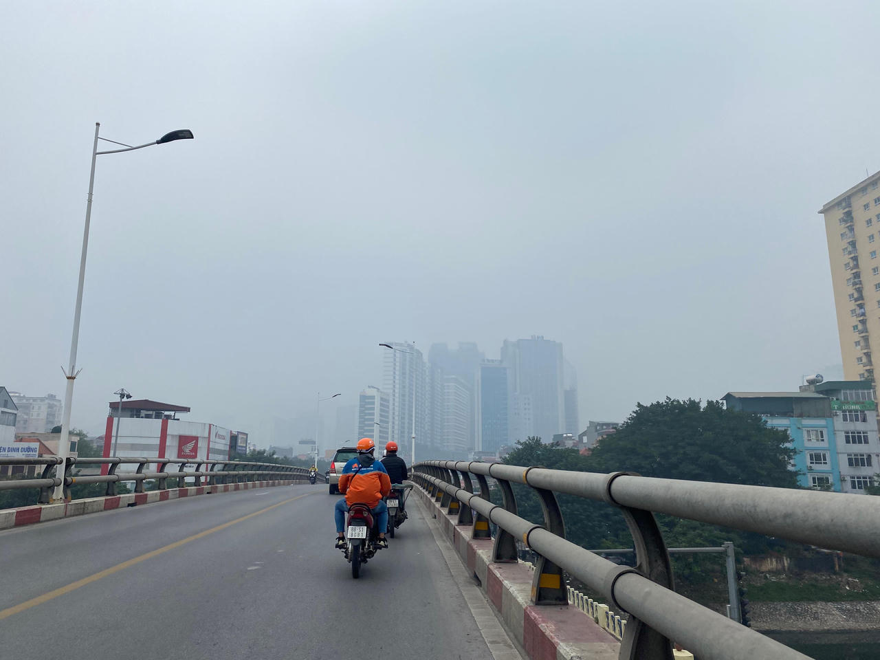 Hà Nội 'mờ ảo' trong sương mù