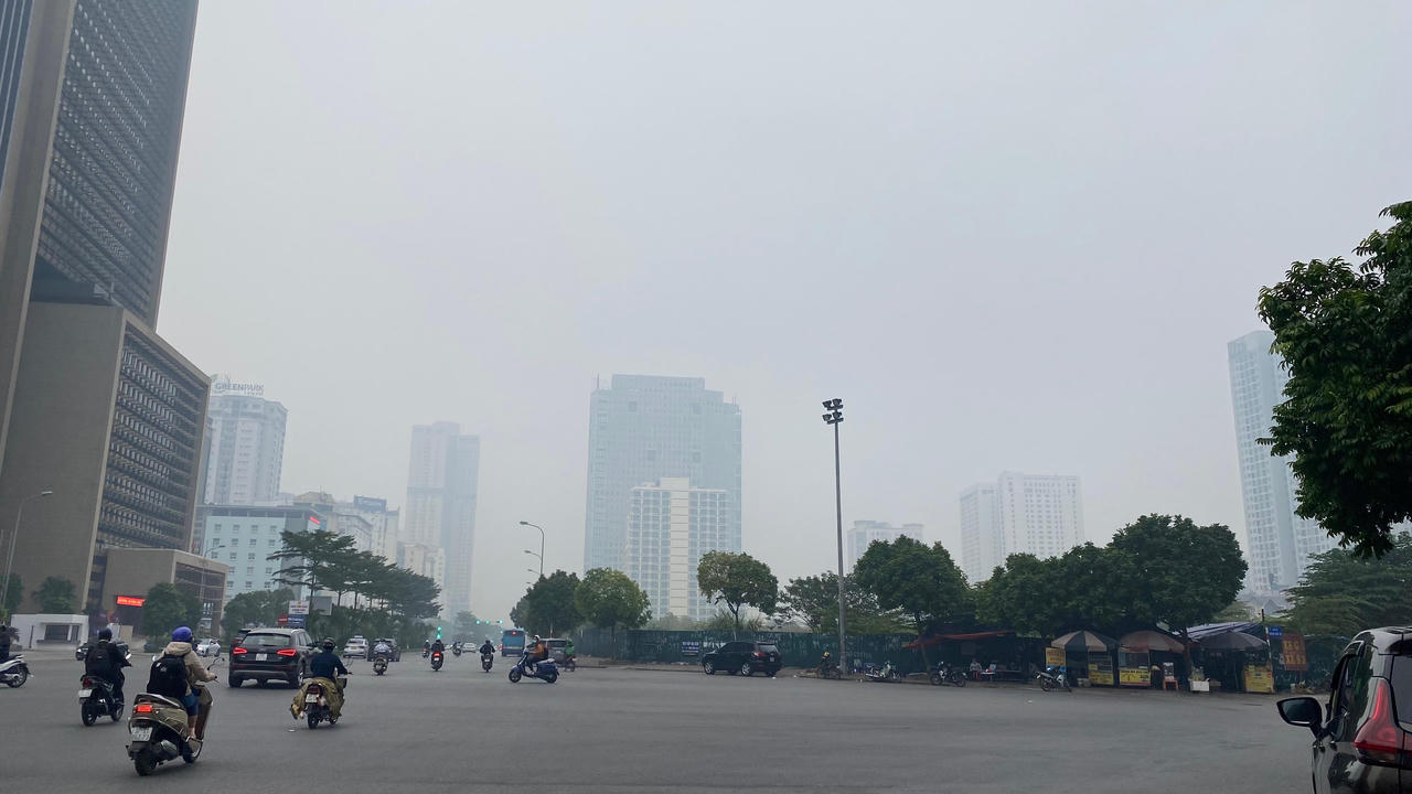 Hà Nội 'mờ ảo' trong sương mù