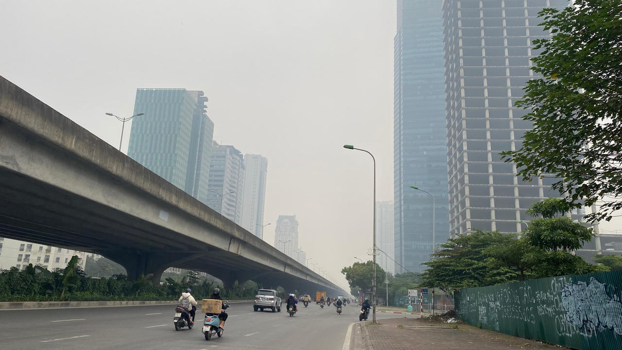 Hà Nội 'mờ ảo' trong sương mù