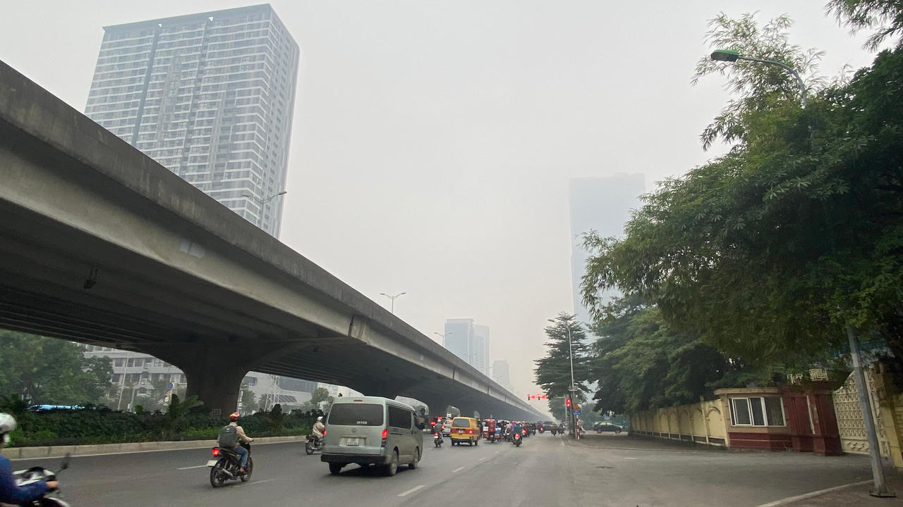 Hà Nội 'mờ ảo' trong sương mù