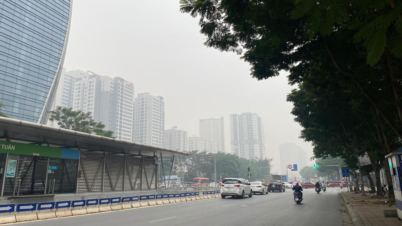 Hà Nội 'mờ ảo' trong sương mù