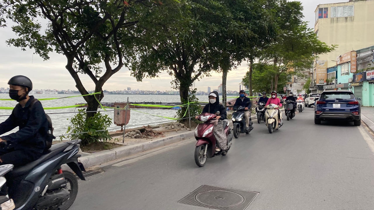 Lạnh ùa về, người dân Hà Nội diện áo ấm ra đường