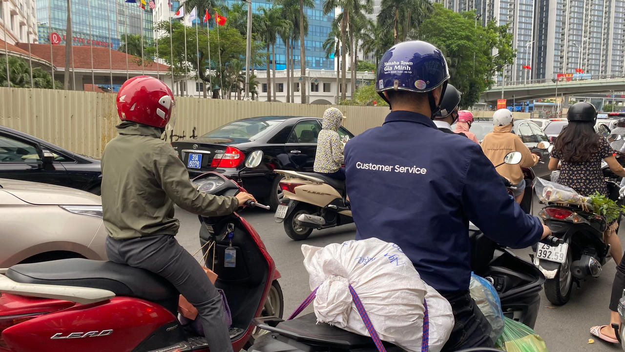 Lạnh ùa về, người dân Hà Nội diện áo ấm ra đường