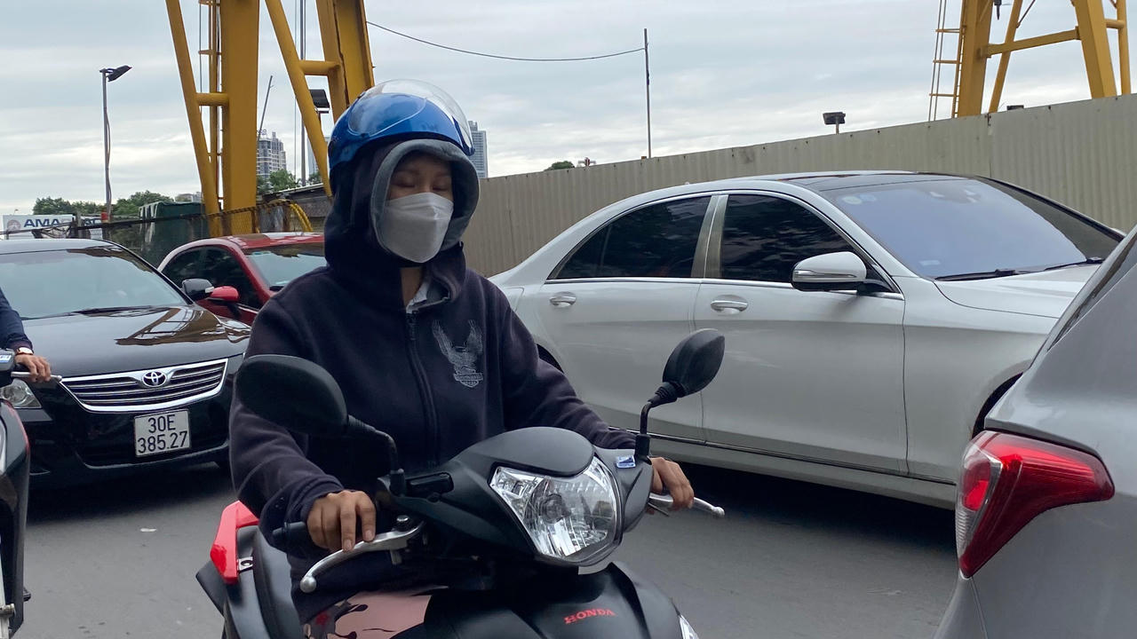 Lạnh ùa về, người dân Hà Nội diện áo ấm ra đường