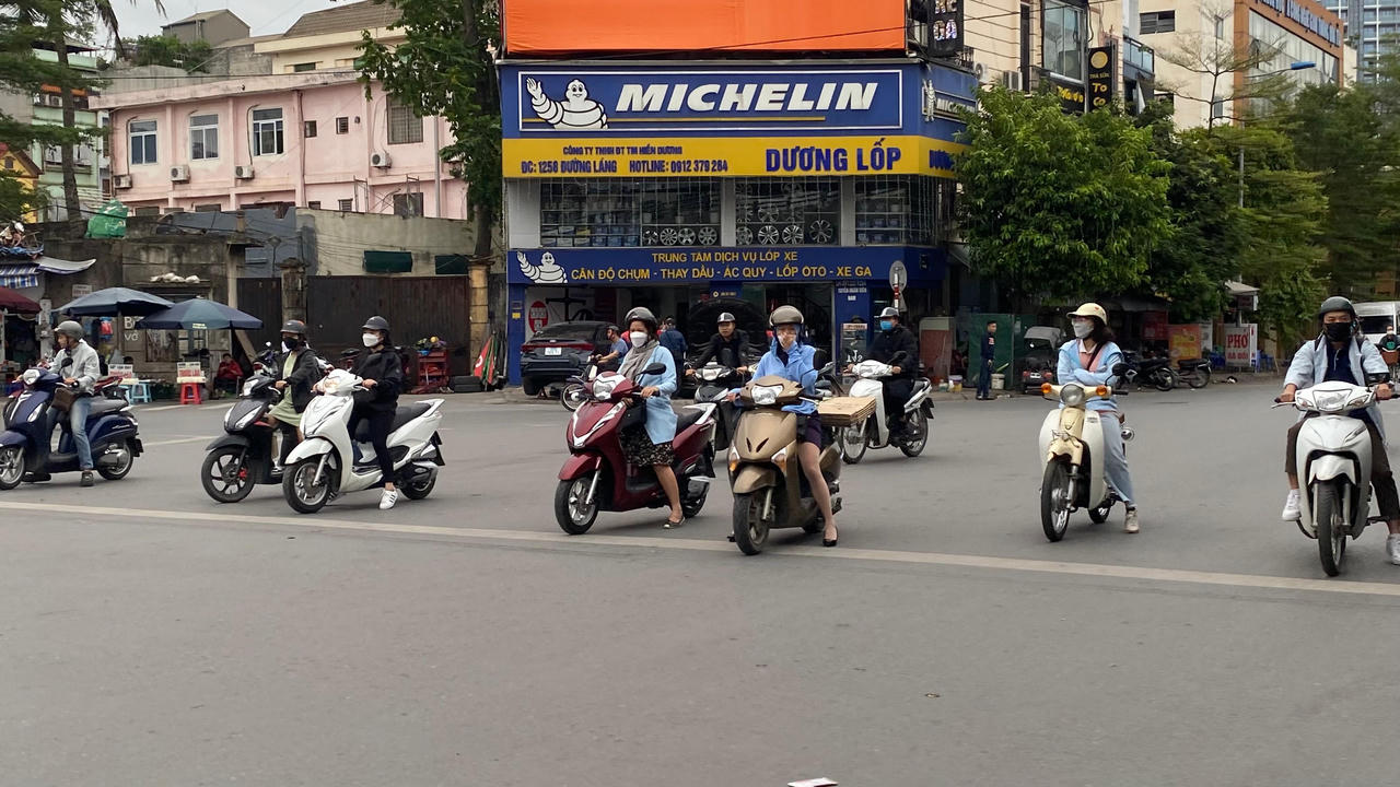 Lạnh ùa về, người dân Hà Nội diện áo ấm ra đường