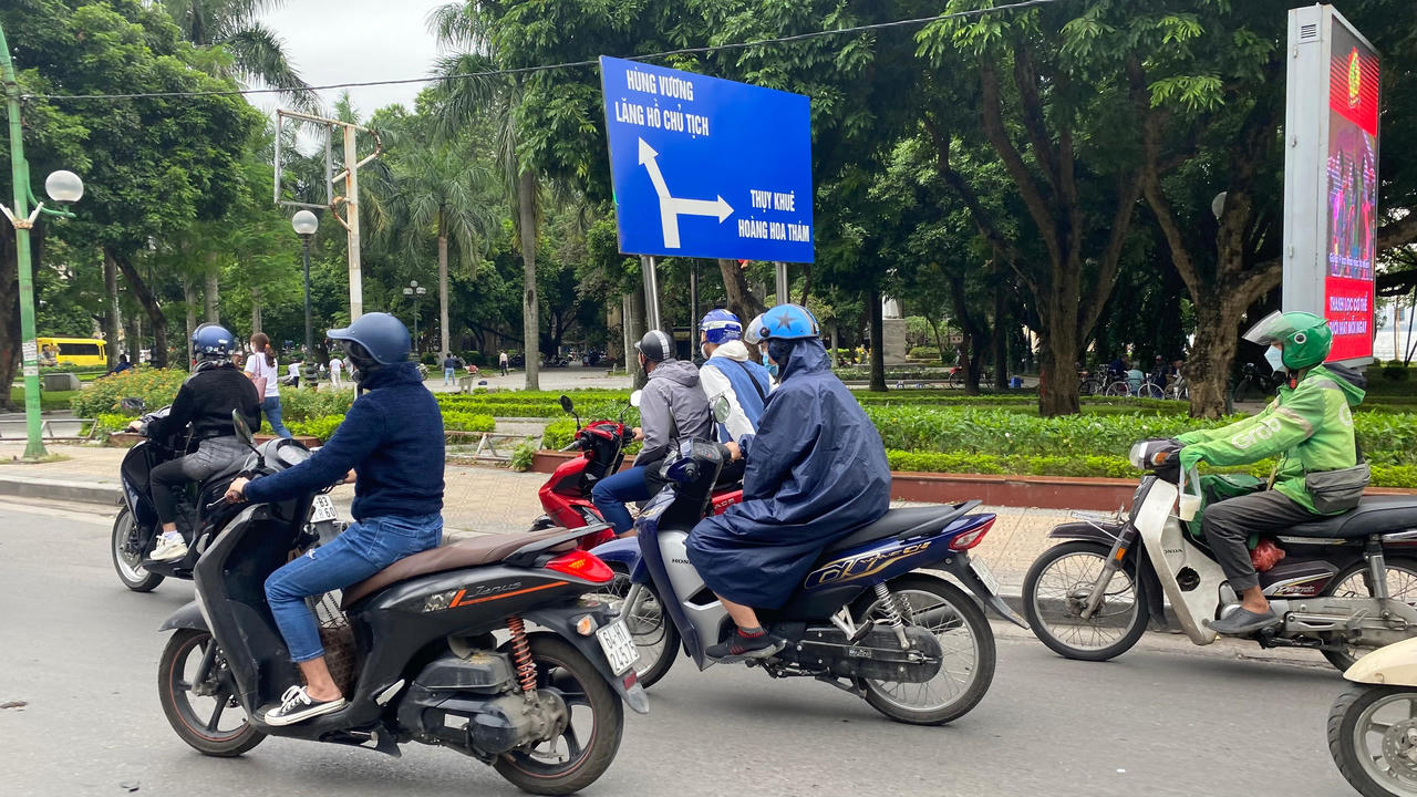 Lạnh ùa về, người dân Hà Nội diện áo ấm ra đường