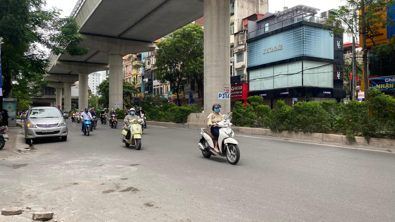 Lạnh ùa về, người dân Hà Nội diện áo ấm ra đường