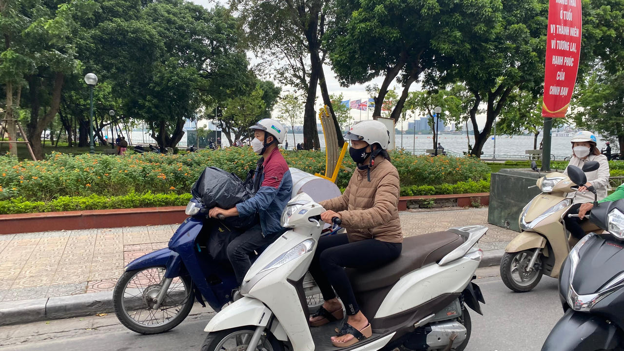 Lạnh ùa về, người dân Hà Nội diện áo ấm ra đường