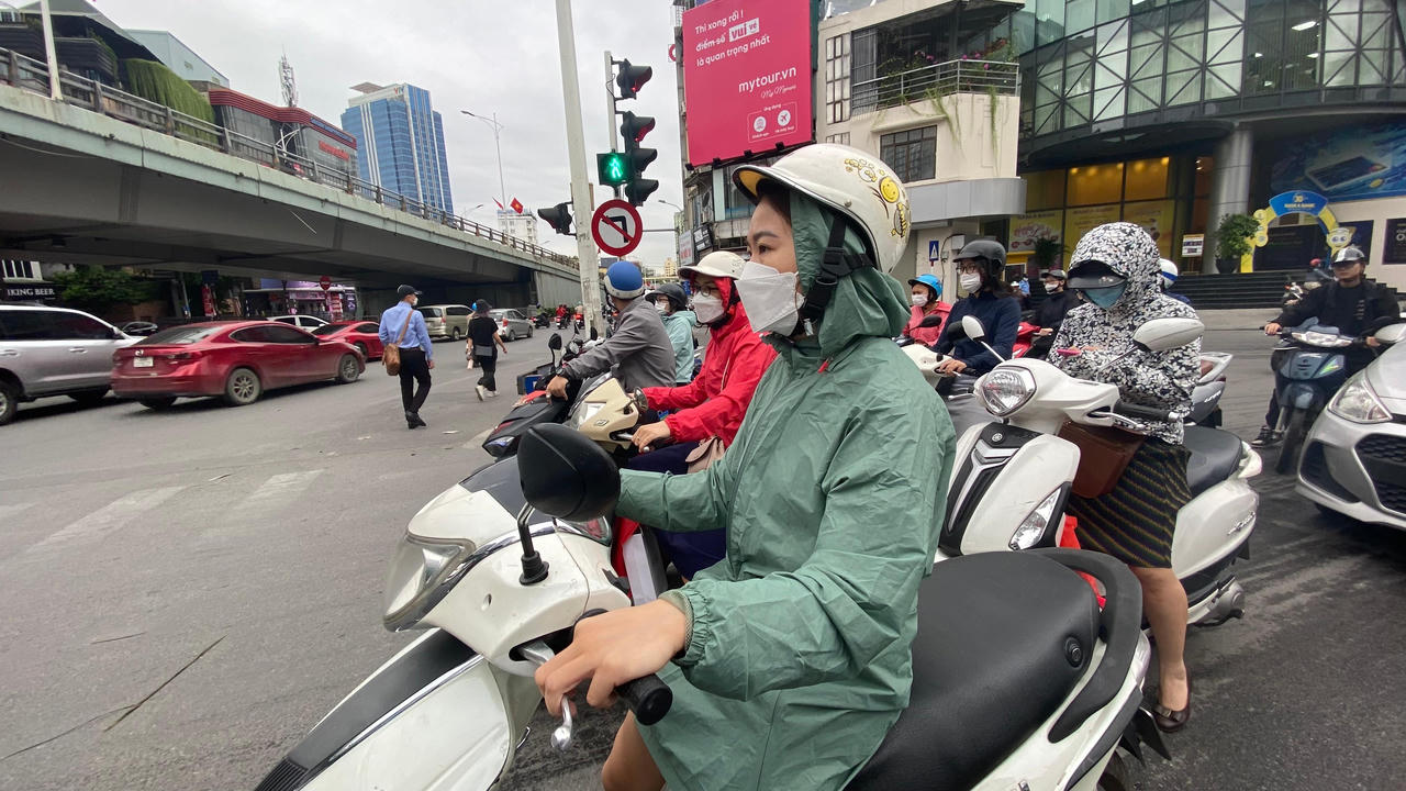 Lạnh ùa về, người dân Hà Nội diện áo ấm ra đường