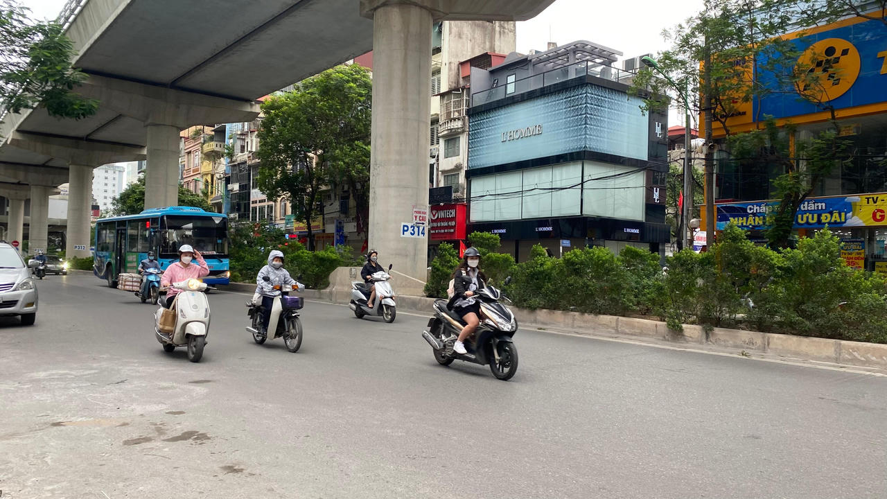 Lạnh ùa về, người dân Hà Nội diện áo ấm ra đường