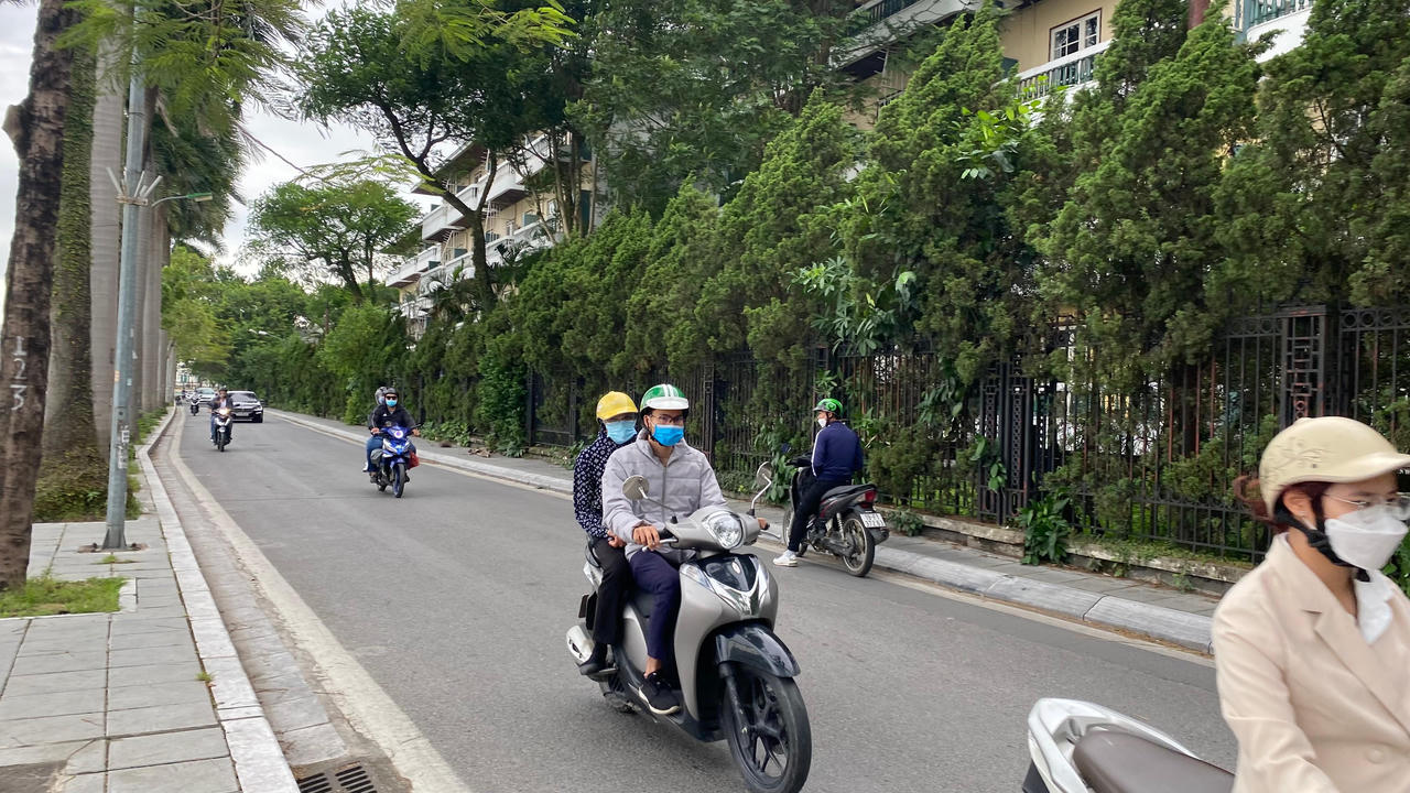 Lạnh ùa về, người dân Hà Nội diện áo ấm ra đường