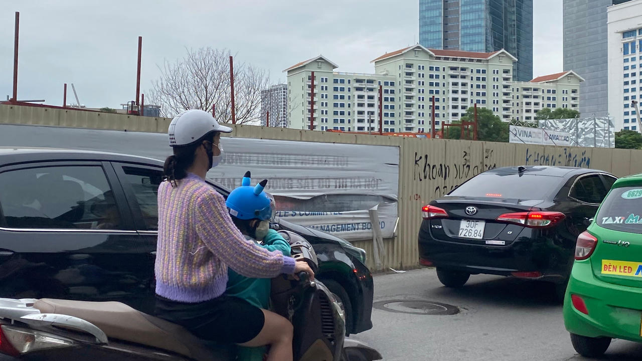 Lạnh ùa về, người dân Hà Nội diện áo ấm ra đường