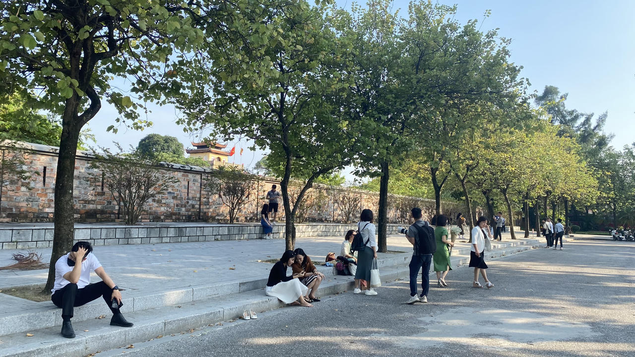 Cuối tuần, người Hà Nội 'đổ' ra phố Phan Đình Phùng xếp hàng chụp ảnh