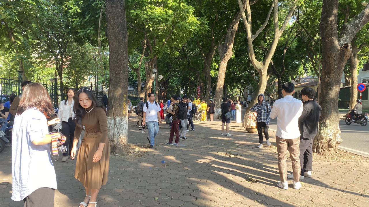 Cuối tuần, người Hà Nội 'đổ' ra phố Phan Đình Phùng xếp hàng chụp ảnh