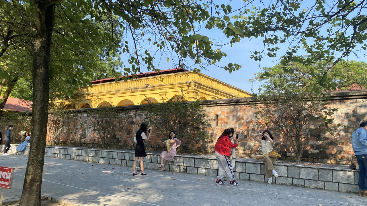 Cuối tuần, người Hà Nội 'đổ' ra phố Phan Đình Phùng xếp hàng chụp ảnh