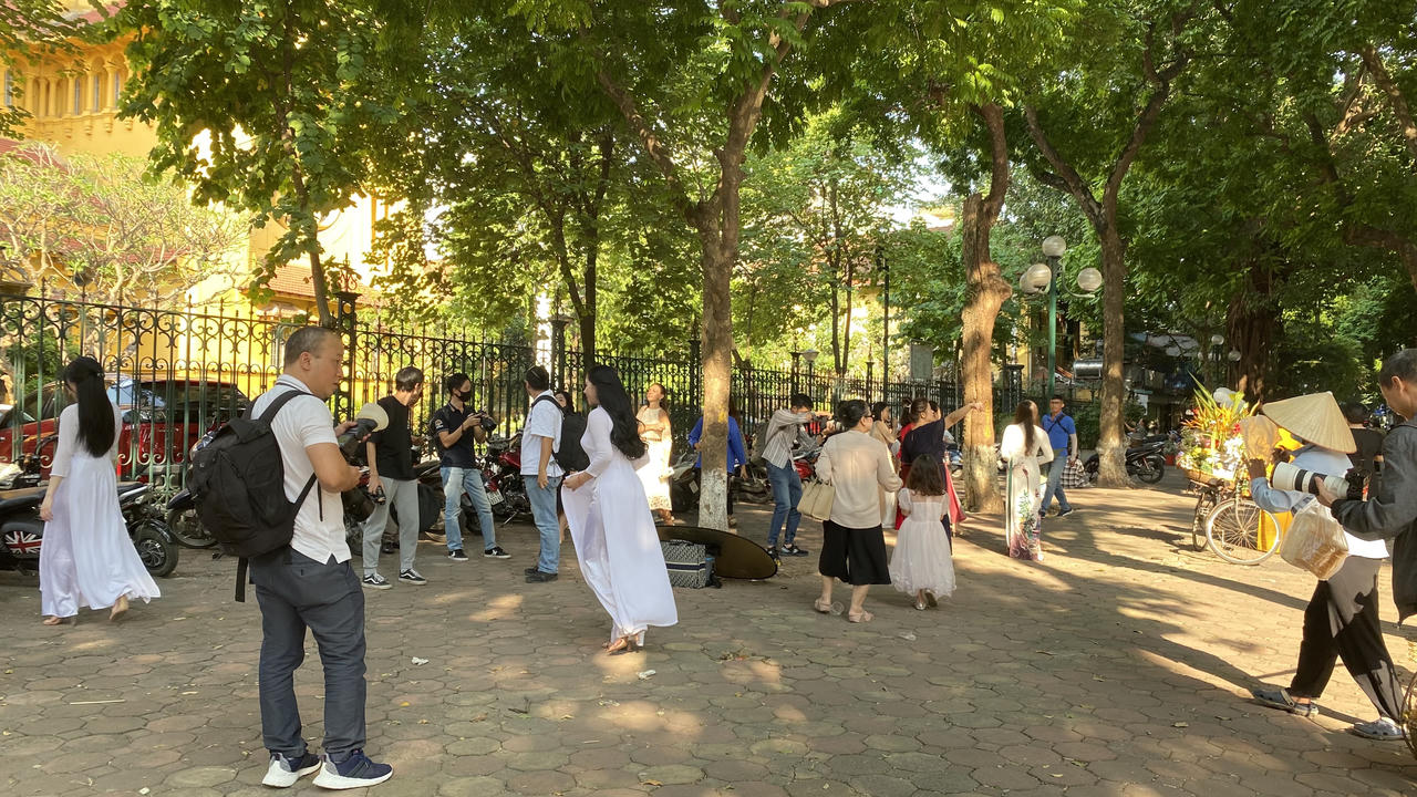 Cuối tuần, người Hà Nội 'đổ' ra phố Phan Đình Phùng xếp hàng chụp ảnh