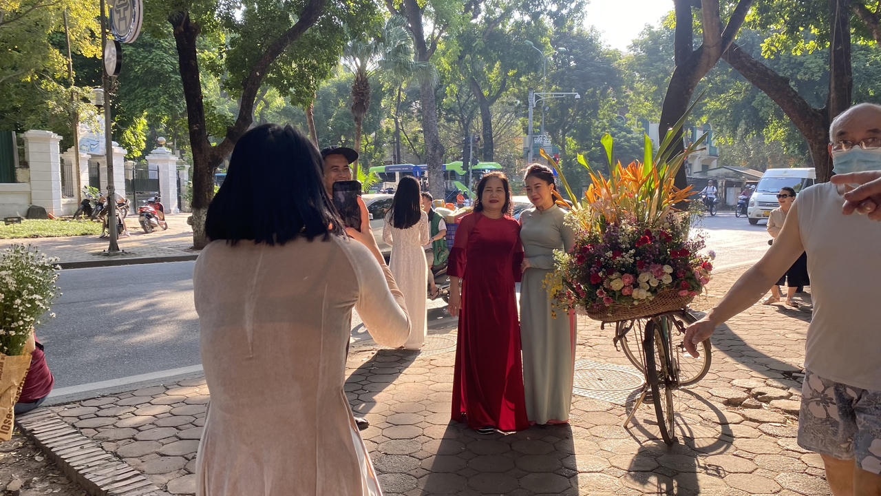 Cuối tuần, người Hà Nội 'đổ' ra phố Phan Đình Phùng xếp hàng chụp ảnh