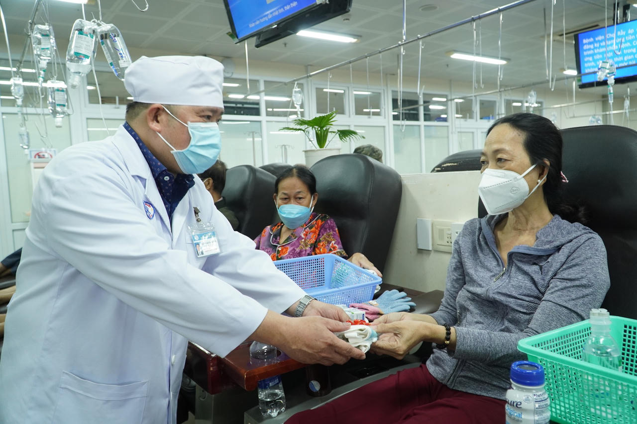 Nữ bệnh nhân ung thư bật khóc khi bất ngờ nhận được quà 20/10