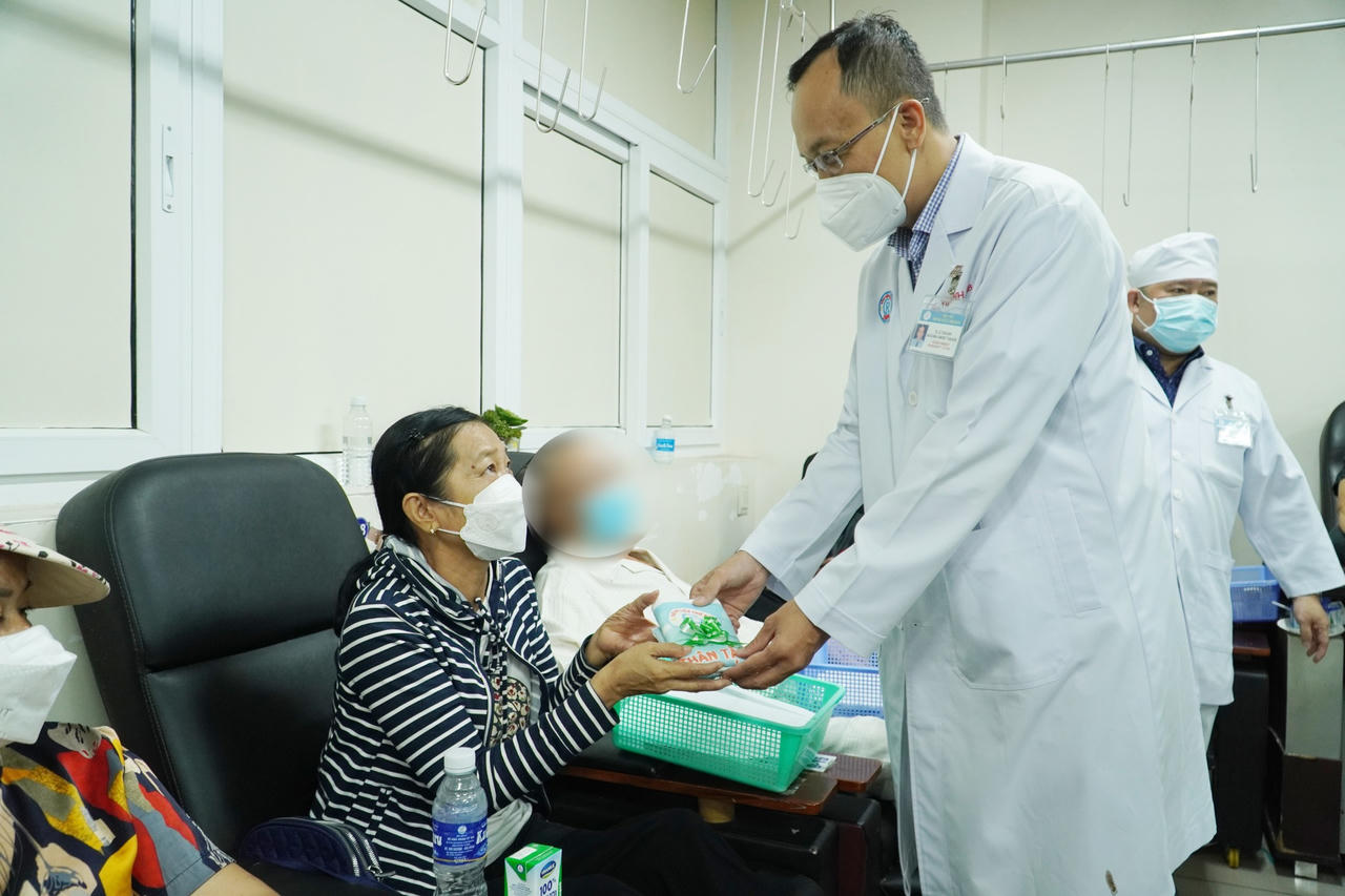 Nữ bệnh nhân ung thư bật khóc khi bất ngờ nhận được quà 20/10