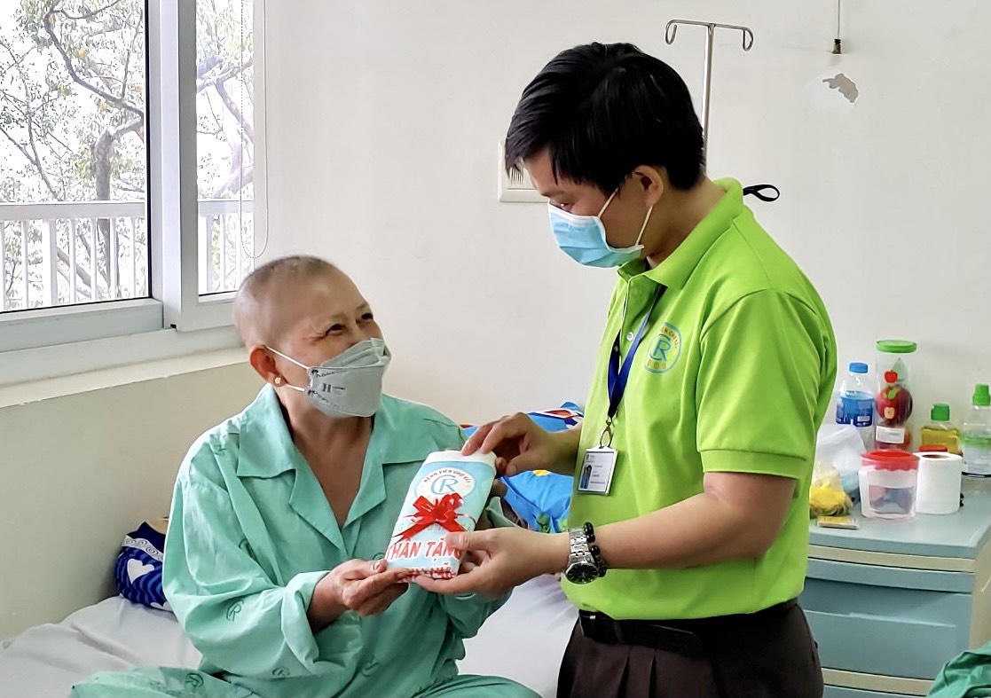 Nữ bệnh nhân ung thư bật khóc khi bất ngờ nhận được quà 20/10