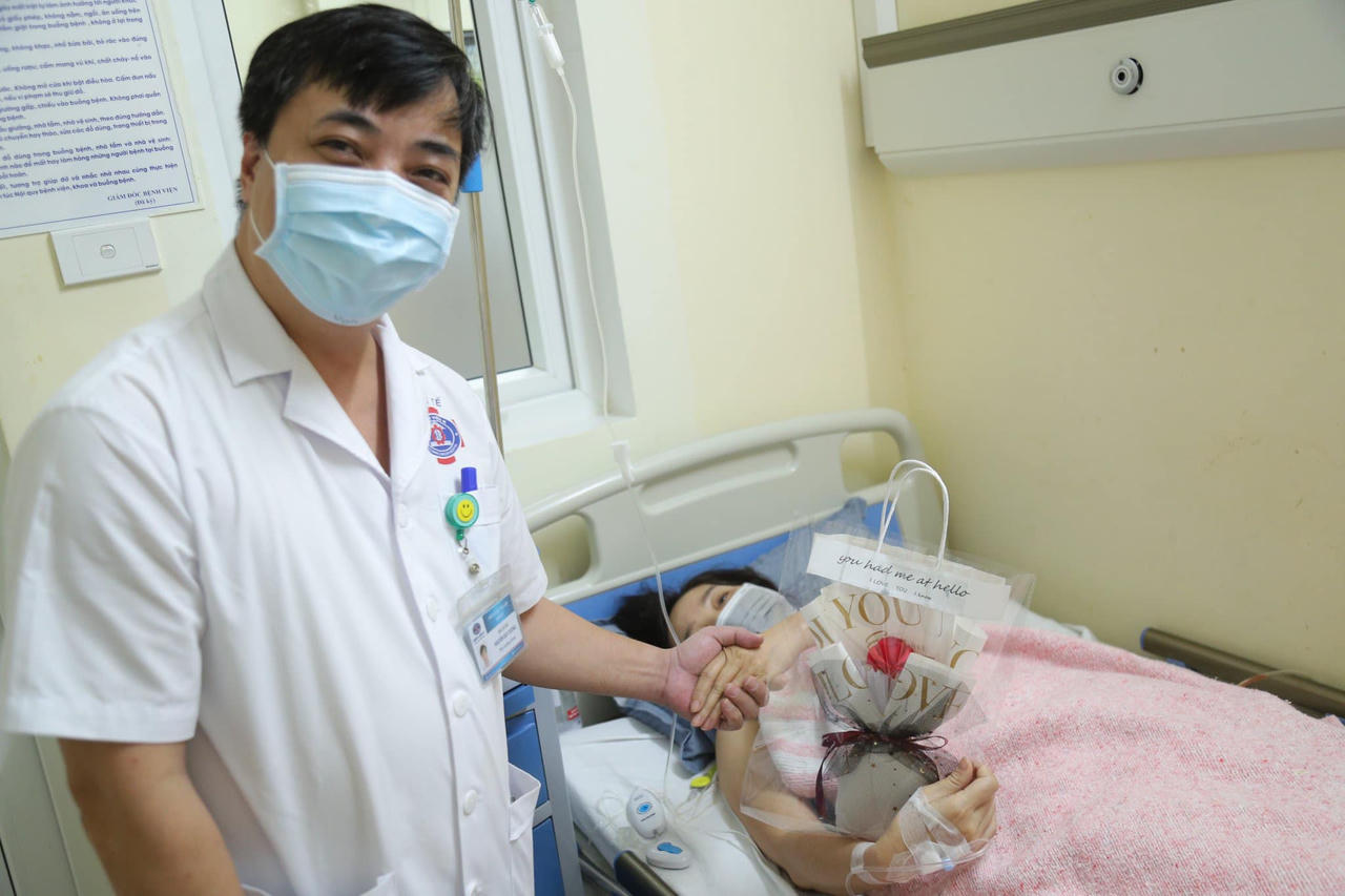 Nữ bệnh nhân ung thư bật khóc khi bất ngờ nhận được quà 20/10